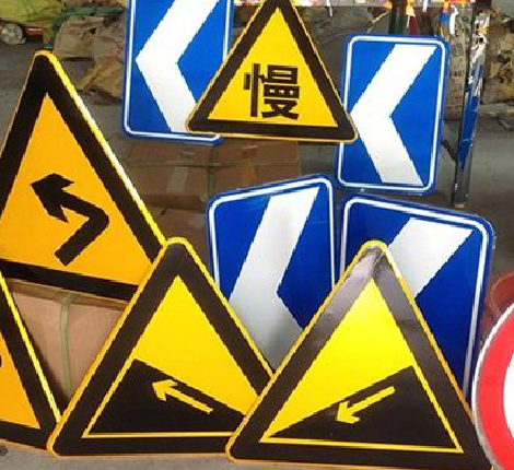  兴文标识标牌中颜色的确定是很重要的。